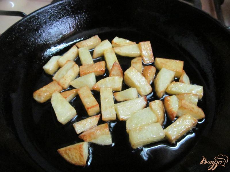 Фото приготовление рецепта: Жареный картофель с грибами колбасками и кабачком шаг №2