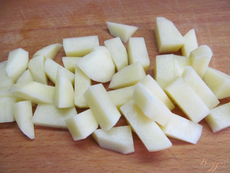 Фото приготовление рецепта: Жареный картофель с грибами колбасками и кабачком шаг №1