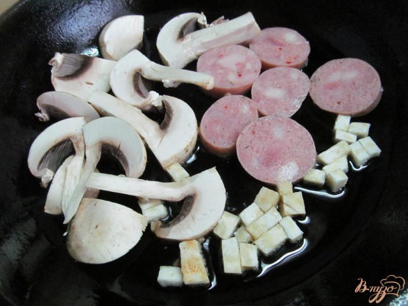 Фото приготовление рецепта: Жареный картофель с грибами колбасками и кабачком шаг №5
