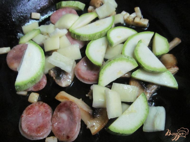 Фото приготовление рецепта: Жареный картофель с грибами колбасками и кабачком шаг №6