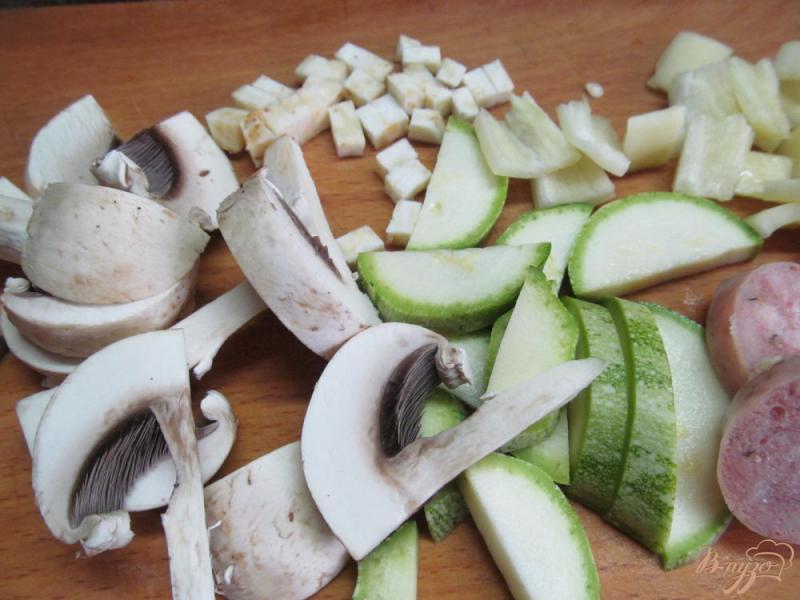 Фото приготовление рецепта: Жареный картофель с грибами колбасками и кабачком шаг №4
