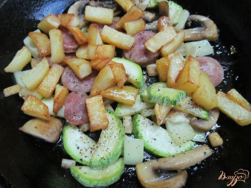 Фото приготовление рецепта: Жареный картофель с грибами колбасками и кабачком шаг №7