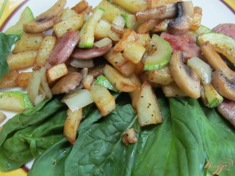 Фото приготовление рецепта: Жареный картофель с грибами колбасками и кабачком шаг №8