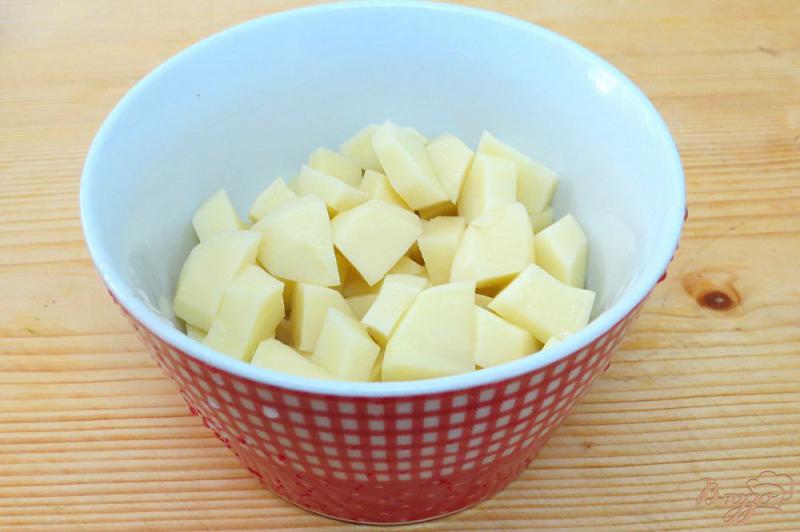 Фото приготовление рецепта: Суп с цветной капустой, плавленым сыром и грибами шаг №2