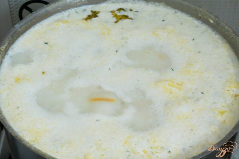 Фото приготовление рецепта: Суп с цветной капустой, плавленым сыром и грибами шаг №7