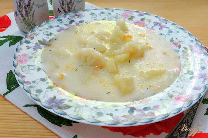 Фото приготовление рецепта: Суп с цветной капустой, плавленым сыром и грибами шаг №8