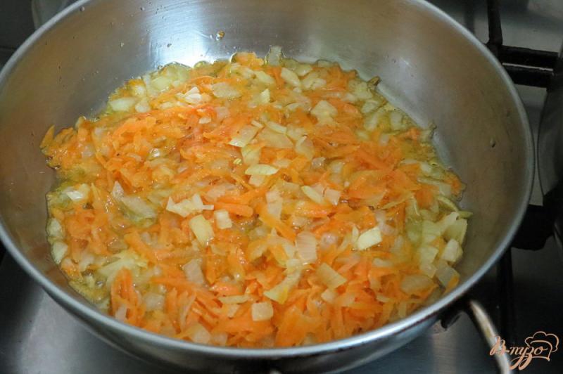 Фото приготовление рецепта: Суп с цветной капустой, плавленым сыром и грибами шаг №6
