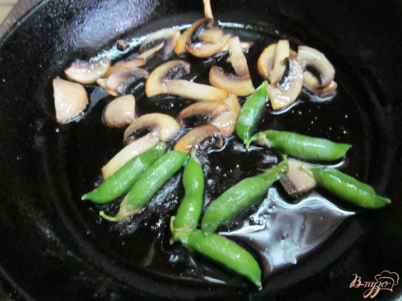 Фото приготовление рецепта: Рис с курицей грибами и горошком шаг №5