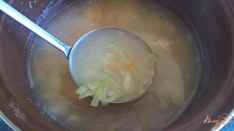 Фото приготовление рецепта: Суп со шпинатной лапшой и яйцом шаг №3