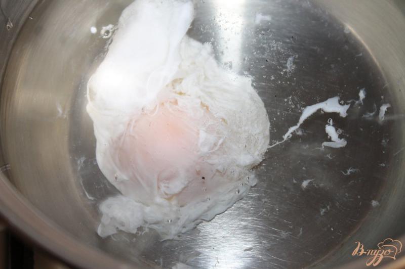 Фото приготовление рецепта: Яйца - пашот с булочкой на завтрак шаг №5