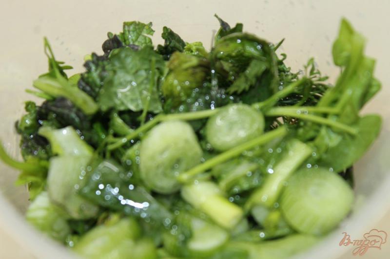 Фото приготовление рецепта: Зеленый соус с тыквенными семечками шаг №2