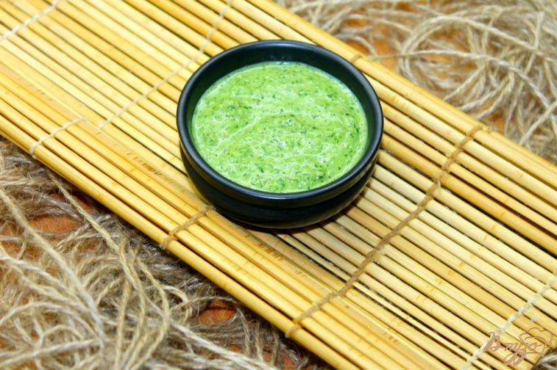Фото приготовление рецепта: Зеленый соус с тыквенными семечками шаг №4