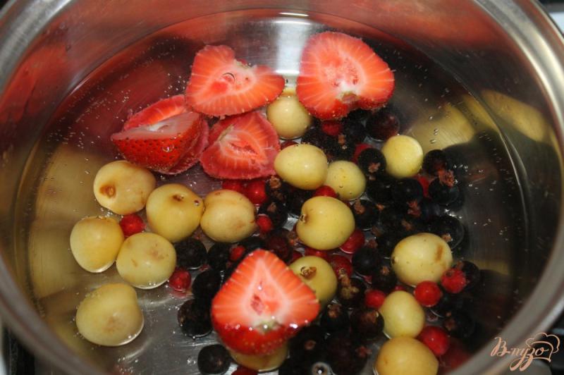 Фото приготовление рецепта: Смородиновый компот с клубникой и тархуном шаг №2