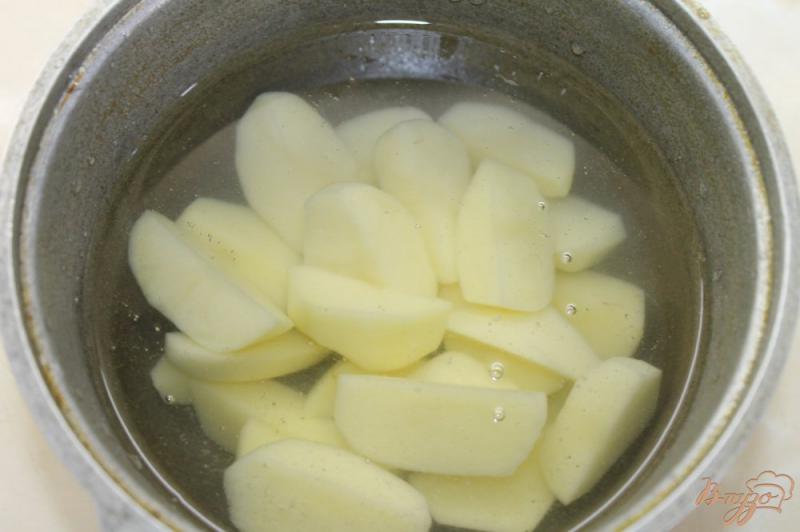 Фото приготовление рецепта: Молодой картофель с курицей и кабачками шаг №2