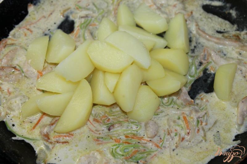 Фото приготовление рецепта: Молодой картофель с курицей и кабачками шаг №7