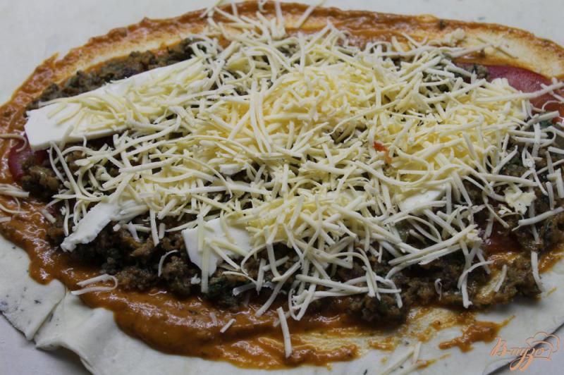 Фото приготовление рецепта: Пицца « Кальцоне » с мясным фаршем и томатным соусом шаг №4