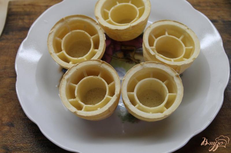 Фото приготовление рецепта: Вафельные корзинки с печенью и плавленным сыром шаг №1