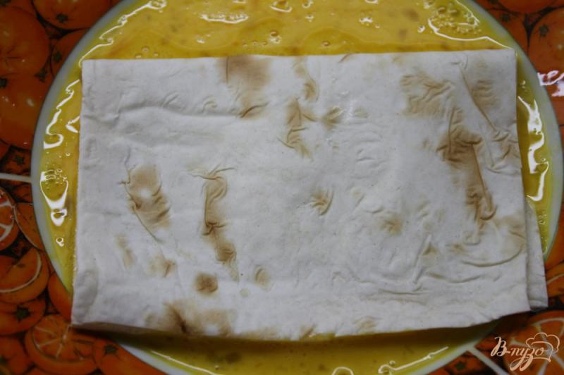 Фото приготовление рецепта: Сладкий лаваш с творогом и клубничным соусом шаг №4
