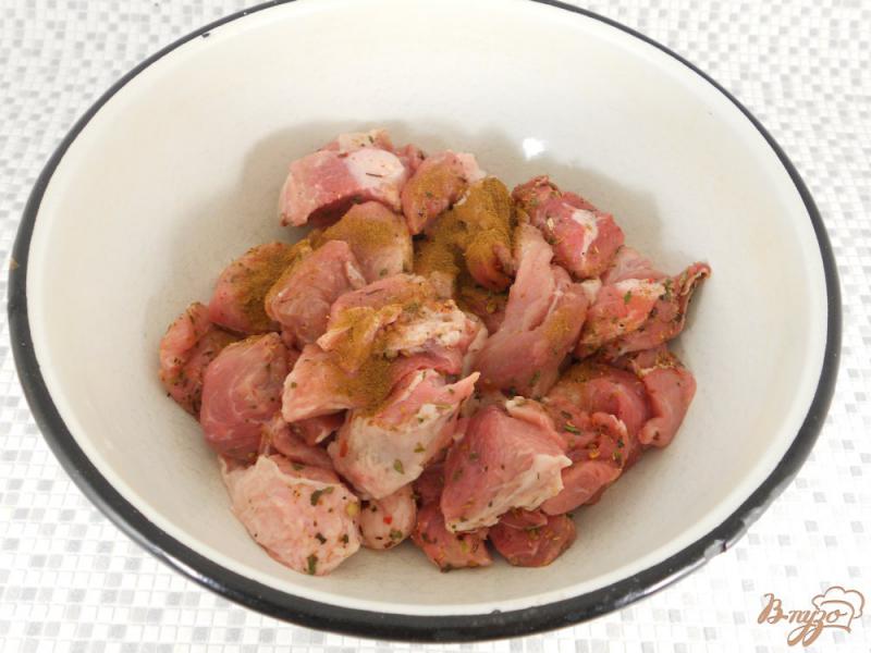 Фото приготовление рецепта: Свинина тушеная в сметанном соусе с корицей шаг №2