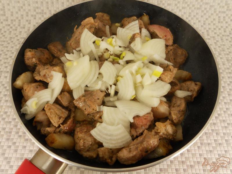 Фото приготовление рецепта: Свинина тушеная в сметанном соусе с корицей шаг №4