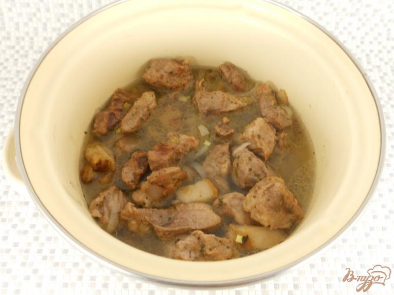 Фото приготовление рецепта: Свинина тушеная в сметанном соусе с корицей шаг №5