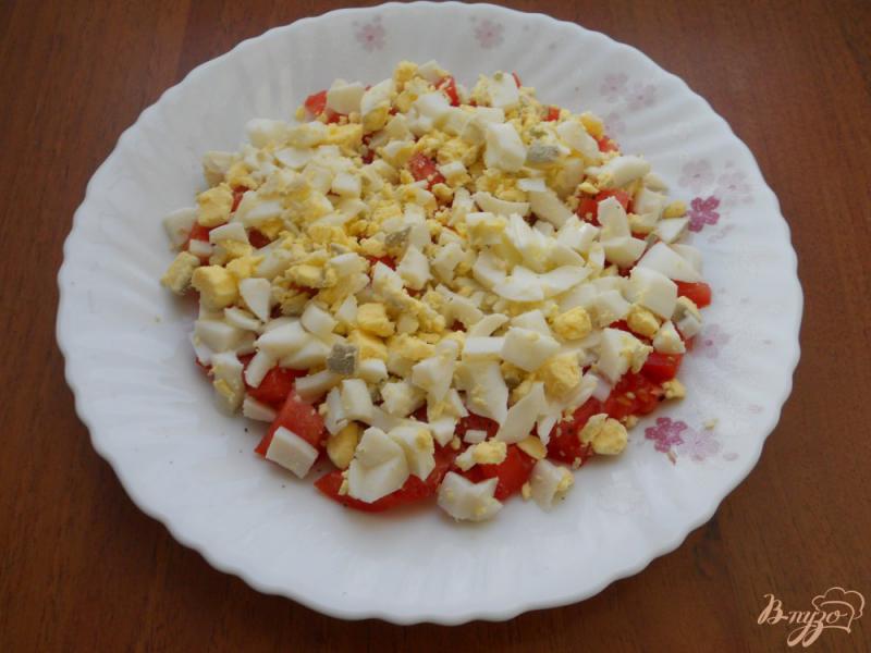 Фото приготовление рецепта: Слоеный салат с помидорами, сыром и яйцом шаг №2