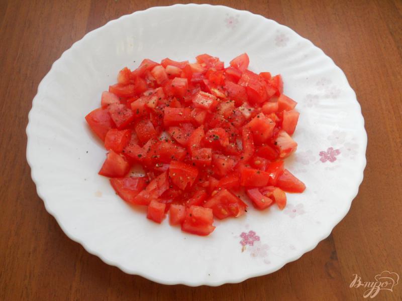 Фото приготовление рецепта: Слоеный салат с помидорами, сыром и яйцом шаг №1