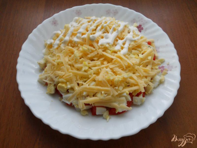 Фото приготовление рецепта: Слоеный салат с помидорами, сыром и яйцом шаг №3