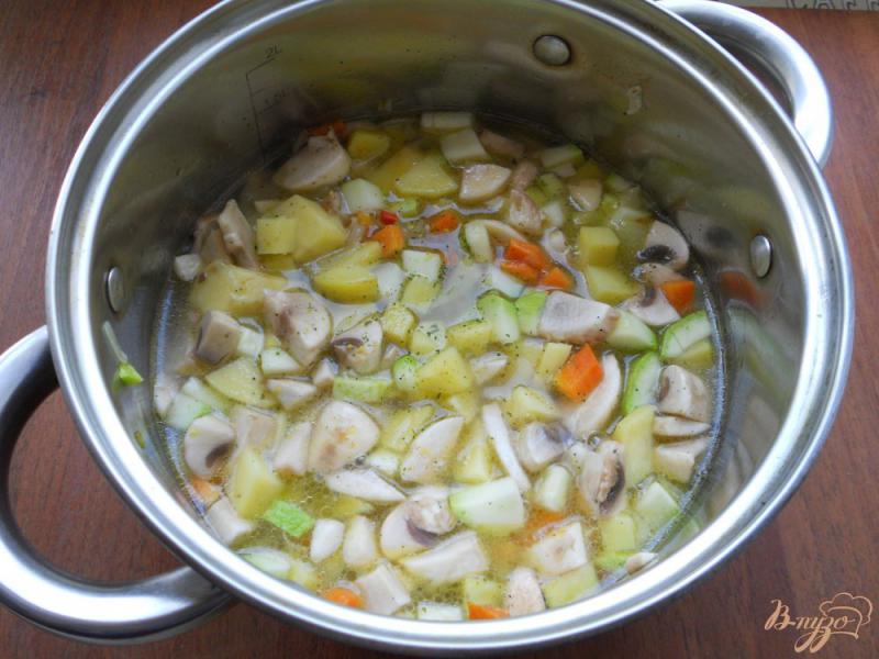 Фото приготовление рецепта: Суп-пюре с кабачками, шампиньонами и плавленым сыром шаг №4