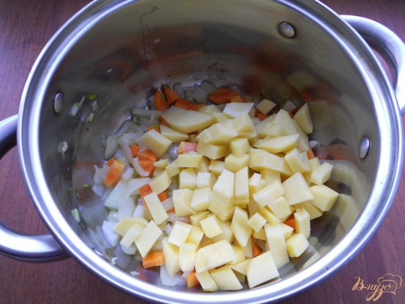 Фото приготовление рецепта: Суп-пюре с кабачками, шампиньонами и плавленым сыром шаг №2
