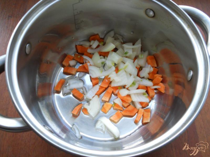 Фото приготовление рецепта: Суп-пюре с кабачками, шампиньонами и плавленым сыром шаг №1