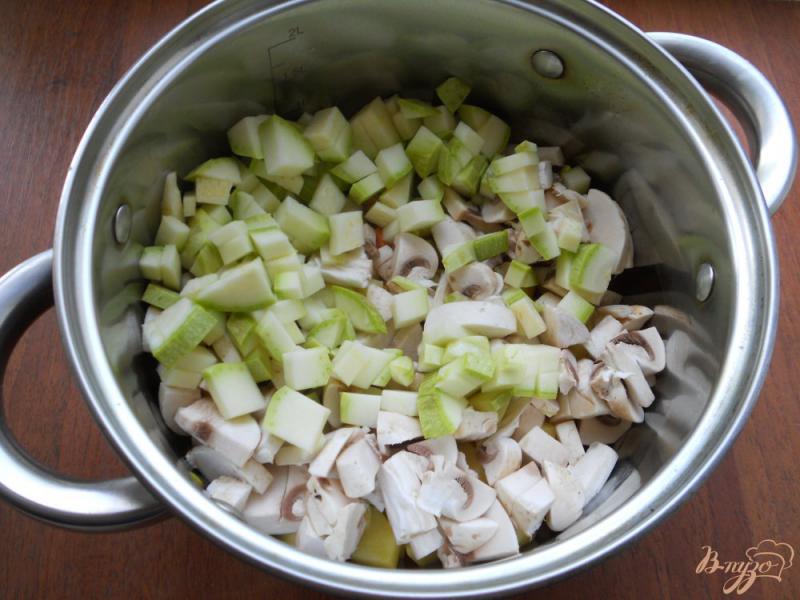 Фото приготовление рецепта: Суп-пюре с кабачками, шампиньонами и плавленым сыром шаг №3