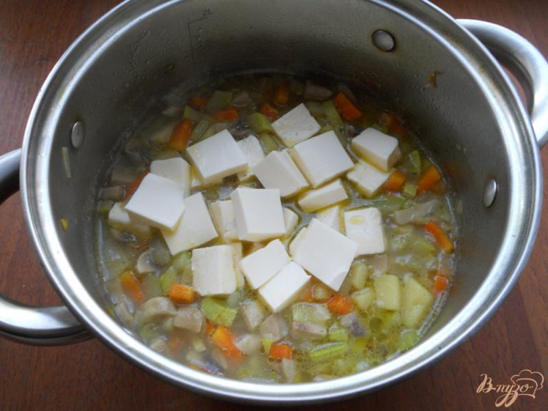 Фото приготовление рецепта: Суп-пюре с кабачками, шампиньонами и плавленым сыром шаг №5