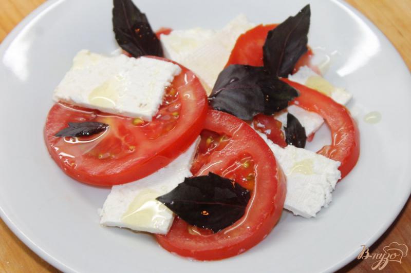 Фото приготовление рецепта: Помидорный салат с брынзой и базиликом шаг №3