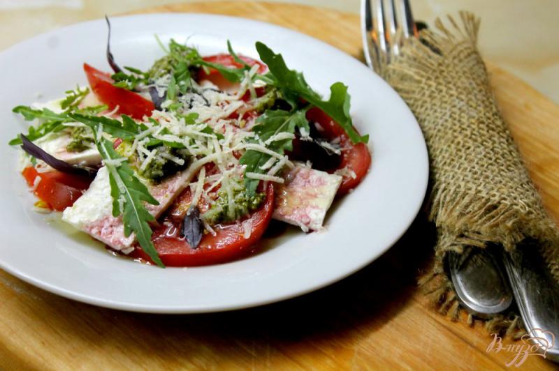 Фото приготовление рецепта: Помидорный салат с брынзой и базиликом шаг №5