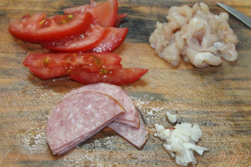 Фото приготовление рецепта: « Бантики » с курицей и томатами шаг №1