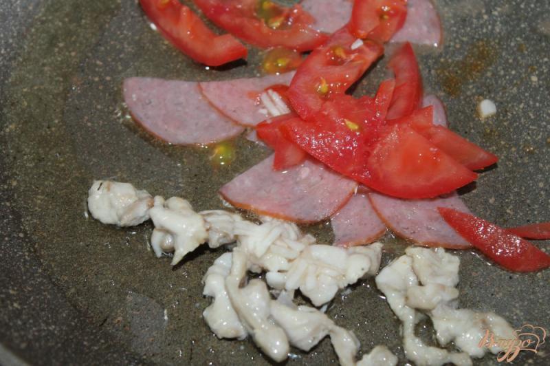 Фото приготовление рецепта: « Бантики » с курицей и томатами шаг №3