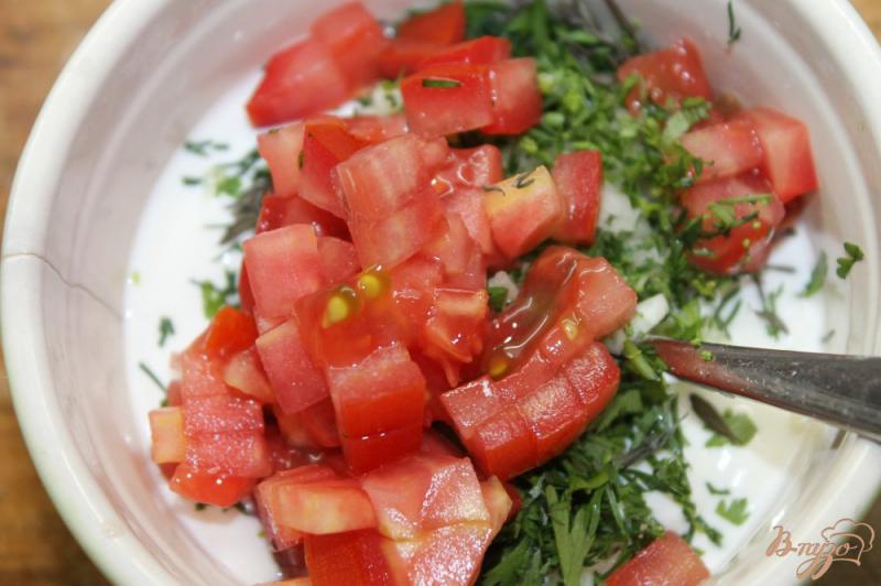 Фото приготовление рецепта: Сметанный соус с помидорами и зеленью шаг №4
