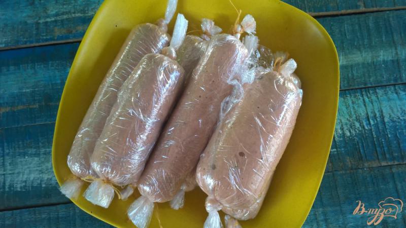Фото приготовление рецепта: Сосиски из лососевого фарша шаг №4