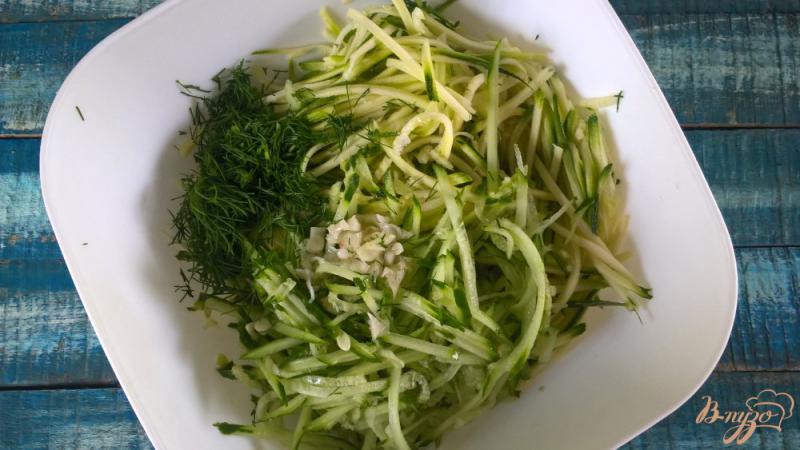 Фото приготовление рецепта: Салат из сырых цуккини и огурцов шаг №3