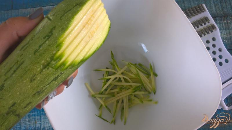 Фото приготовление рецепта: Салат из сырых цуккини и огурцов шаг №1