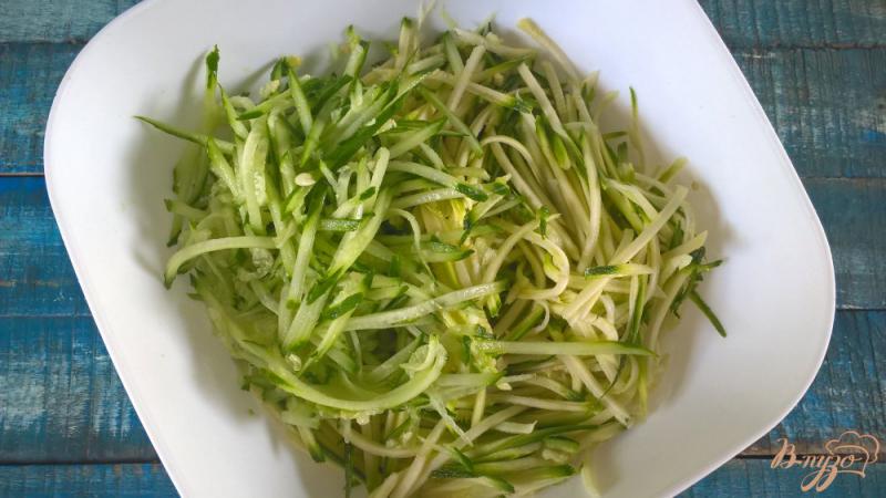 Фото приготовление рецепта: Салат из сырых цуккини и огурцов шаг №2