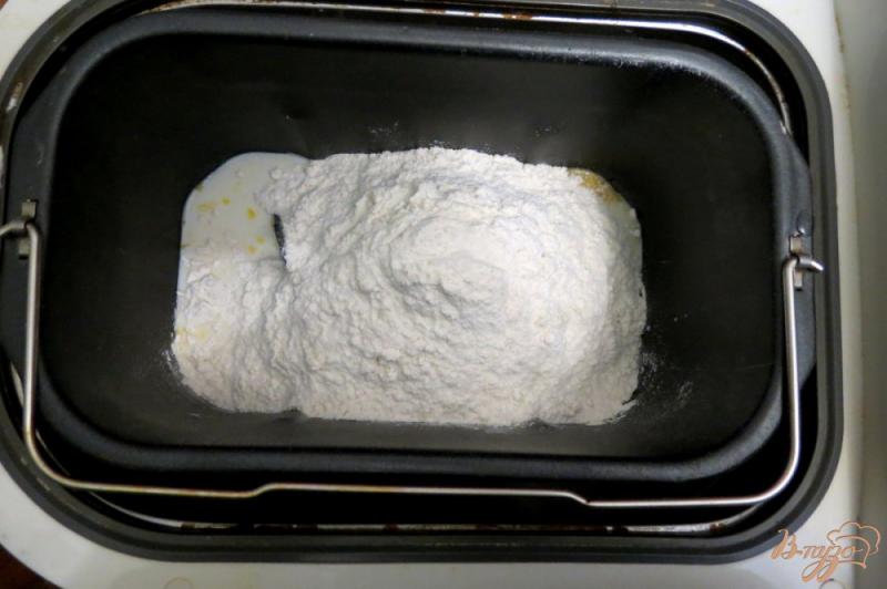 Фото приготовление рецепта: Дрожжевые пирожки на кефире с луком и яйцом шаг №3