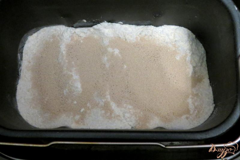 Фото приготовление рецепта: Дрожжевые пирожки на кефире с луком и яйцом шаг №4