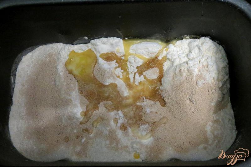 Фото приготовление рецепта: Дрожжевые пирожки на кефире с луком и яйцом шаг №5