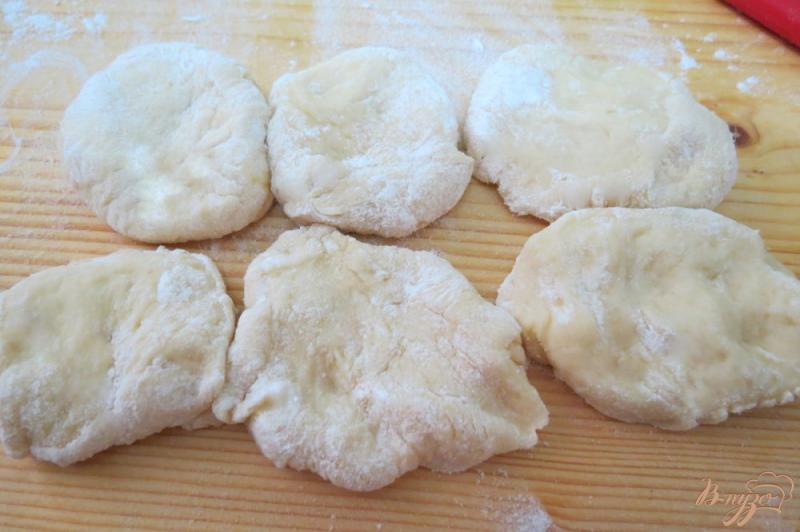 Фото приготовление рецепта: Дрожжевые пирожки на кефире с луком и яйцом шаг №7