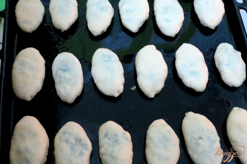 Фото приготовление рецепта: Дрожжевые пирожки на кефире с луком и яйцом шаг №10