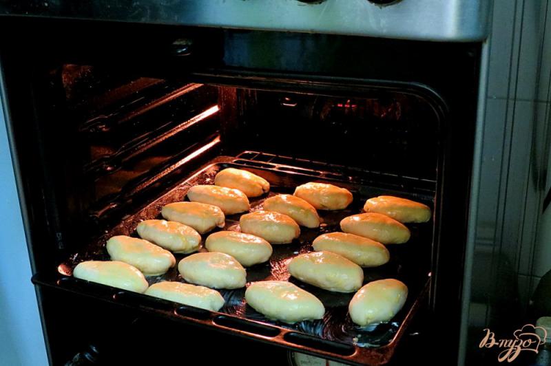 Фото приготовление рецепта: Дрожжевые пирожки на кефире с луком и яйцом шаг №11