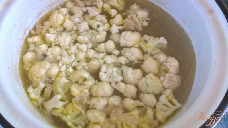 Фото приготовление рецепта: Суп с картофельными клецками и цветной капустой шаг №5
