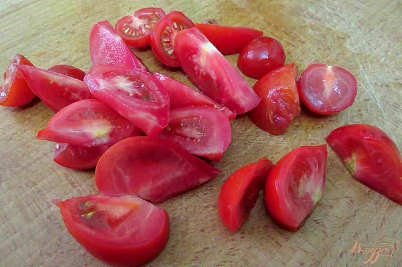 Фото приготовление рецепта: Салат с рукколой, шпинатом и помидорами шаг №5